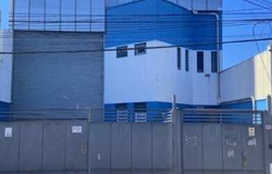 Imagem: O depósito possui 4 Vagas na garagem, 650m² de Área e está