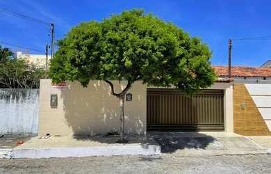 Imagem: A casa possui 3 Dormitórios, 2 Banheiros, 2 Vagas na garagem