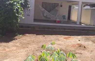 Imagem: A casa possui 3 Dormitórios, 2 Banheiros, 4 Vagas na garagem