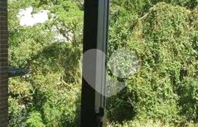 Imagem: O apartamento possui 3 Dormitórios, 1 Banheiro, 1 Vaga na garagem