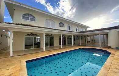 Imagem: A casa possui 4 Dormitórios, 5 Banheiros, 4 Vagas na garagem