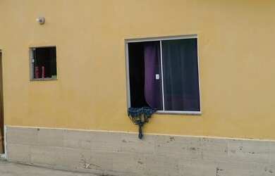 Imagem: A casa possui 2 Dormitórios, 1 Banheiro, 2 Vagas na garagem