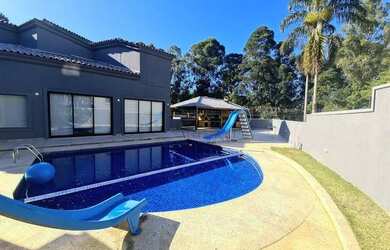 Imagem: A casa em condomínio possui 4 Dormitórios, 5 Banheiros, 3