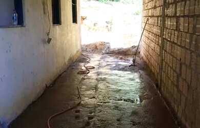 Imagem: A casa possui 3 Dormitórios, 2 Banheiros, 1 Vaga na garagem