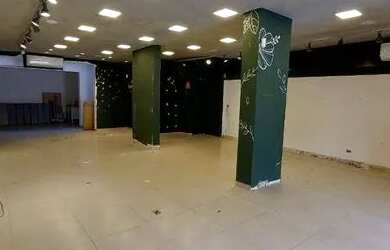 Imagem: O depósito possui 3 Vagas na garagem, 201m² de Área e está