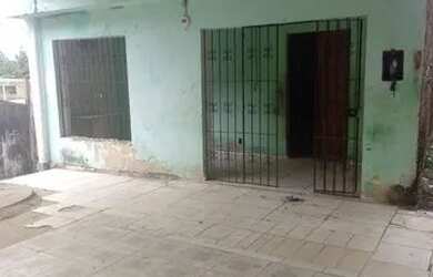 Imagem: A casa possui 3 Dormitórios, 1 Banheiro, 2 Vagas na garagem