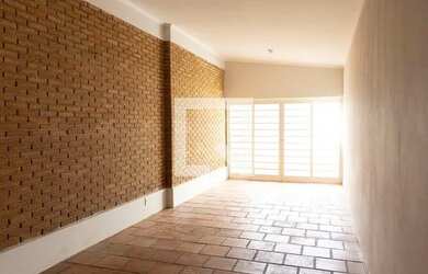 Imagem: A casa possui 4 Dormitórios, 3 Banheiros, 2 Vagas na garagem