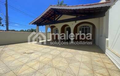 Imagem: A casa possui 3 Dormitórios, 2 Banheiros, 2 Vagas na garagem