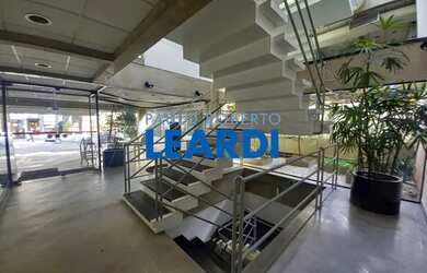 Imagem: O depósito possui 5 Vagas na garagem e 1765m² de Área e está