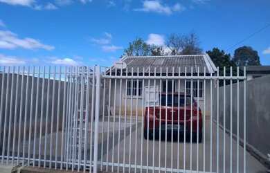 Imagem: A casa possui 2 Dormitórios, 1 Banheiro, 2 Vagas na garagem