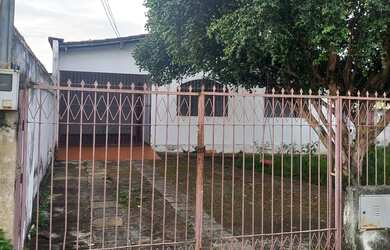 Imagem: A casa possui 3 Dormitórios, 1 Banheiro, 2 Vagas na garagem