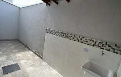 Imagem: A casa possui 2 Dormitórios, 1 Banheiro, 1 Vaga na garagem