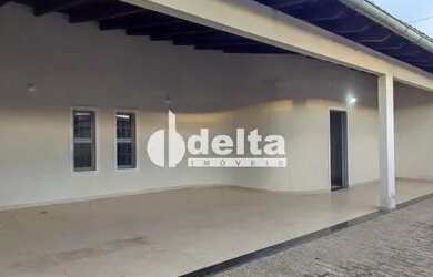 Imagem: A casa possui 3 Dormitórios, 2 Banheiros, 240m² de Área e