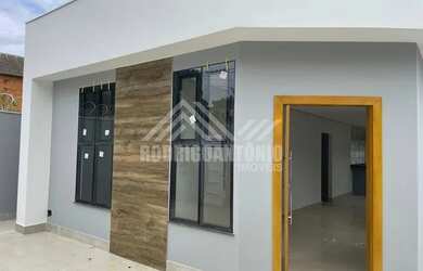 Imagem: A casa possui 3 Dormitórios, 2 Banheiros, 2 Vagas na garagem