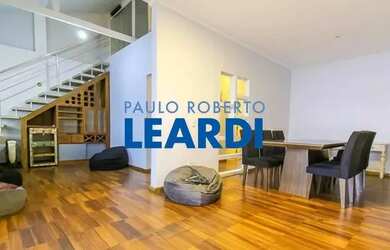 Imagem: A casa possui 2 Dormitórios, 3 Banheiros, 2 Vagas na garagem