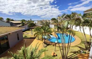 Imagem: A casa possui 4 Dormitórios, 5 Banheiros, 5 Vagas na garagem