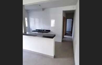 Imagem: A casa possui 2 Dormitórios, 1 Banheiro, 2 Vagas na garagem