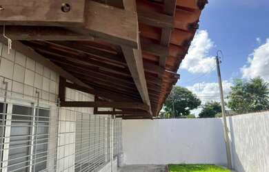 Imagem: A casa possui 3 Dormitórios, 1 Banheiro, 4 Vagas na garagem