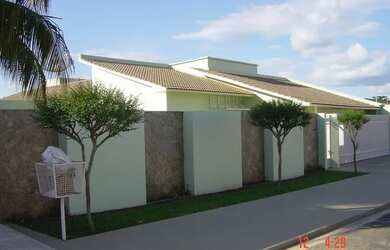 Imagem: A casa possui 4 Dormitórios, 5 Banheiros, 4 Vagas na garagem