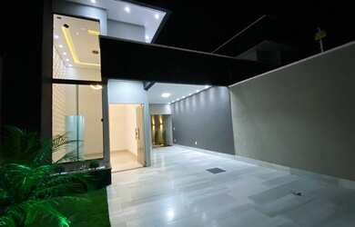 Imagem: A casa possui 3 Dormitórios, 2 Banheiros, 5 Vagas na garagem