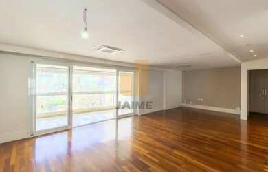 Imagem: O apartamento possui 3 Dormitórios, 1 Banheiro, 3 Vagas na