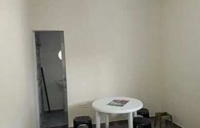 Imagem: A casa possui 1 Dormitório, 1 Banheiro, 1 Vaga na garagem e