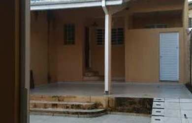 Imagem: A casa possui 2 Dormitórios, 2 Banheiros, 2 Vagas na garagem