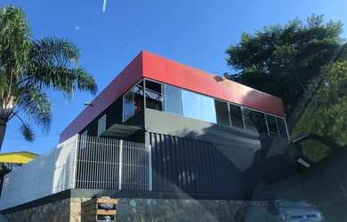 Imagem: O depósito possui 4 Vagas na garagem, 350m² de Área e está