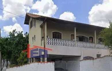 Imagem: A casa possui 4 Dormitórios, 3 Banheiros, 5 Vagas na garagem