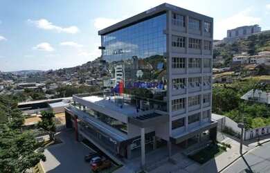 Imagem: O depósito possui 5 Vagas na garagem, 1.450m² de Área e