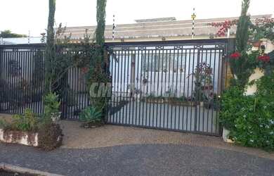 Imagem: A casa possui 5 Dormitórios, 5 Banheiros, 3 Vagas na garagem