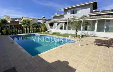 Imagem: A casa possui 4 Dormitórios, 5 Banheiros, 4 Vagas na garagem