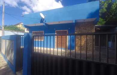 Imagem: A casa possui 2 Dormitórios, 1 Banheiro, 2 Vagas na garagem