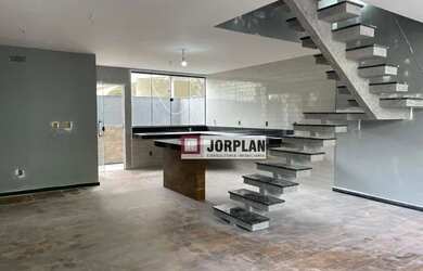 Imagem: A casa possui 4 Dormitórios, 1 Banheiro, 2 Vagas na garagem