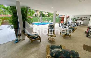 Imagem: A casa em condomínio à venda possui 5 Dormitórios, 5 Banheiros