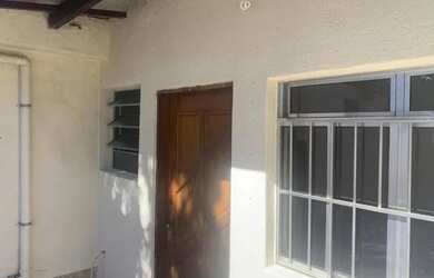 Imagem: A casa possui 1 Dormitório, 1 Banheiro, 1 Vaga na garagem e