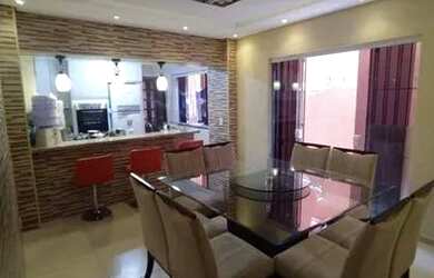 Imagem: A casa possui 4 Dormitórios, 2 Banheiros, 2 Vagas na garagem