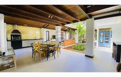 Imagem: A casa possui 5 Dormitórios, 5 Banheiros e 250m² de Área