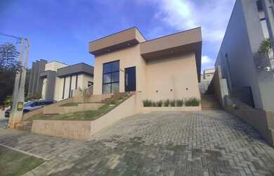 Imagem: A casa em condomínio possui 3 Dormitórios, 2 Banheiros, 2