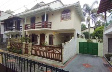 Imagem: A casa em condomínio possui 5 Dormitórios, 3 Banheiros, 2