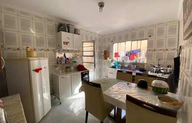 Imagem: A casa possui 2 Dormitórios, 2 Banheiros, 2 Vagas na garagem