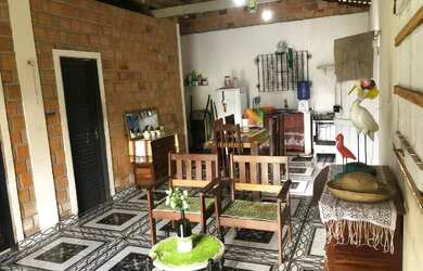 Imagem: A casa possui 2 Dormitórios, 1 Banheiro, 2 Vagas na garagem