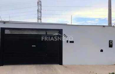 Imagem: A casa possui 3 Dormitórios, 2 Banheiros, 2 Vagas na garagem