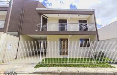 Imagem: A casa possui 4 Dormitórios, 3 Banheiros, 2 Vagas na garagem