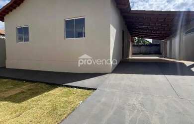 Imagem: A casa possui 3 Dormitórios, 2 Banheiros, 4 Vagas na garagem