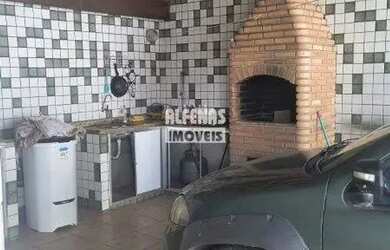 Imagem: A casa possui 4 Dormitórios, 2 Banheiros, 3 Vagas na garagem