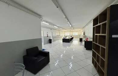 Imagem: O depósito possui 4 Vagas na garagem, 552m² de Área e está