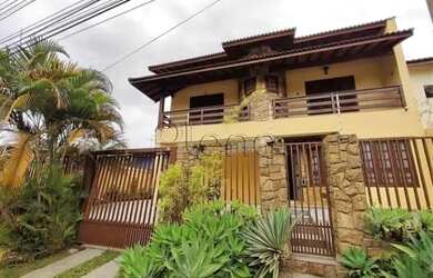 Imagem: A casa possui 4 Dormitórios, 2 Banheiros, 5 Vagas na garagem