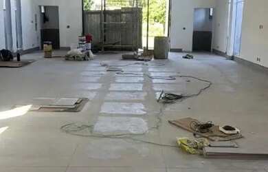 Imagem: O depósito possui 4 Vagas na garagem e 210m² de Área e está