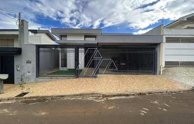 Imagem: A casa possui 3 Dormitórios, 3 Banheiros, 2 Vagas na garagem